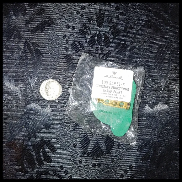 Vintage Hallmark St Patrick's Day Hat Shamrock Pin, 1970s - Picture 3 of 3